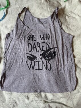 She Who Dares Wins Graphic Tank Top - Gray human unlimited Large